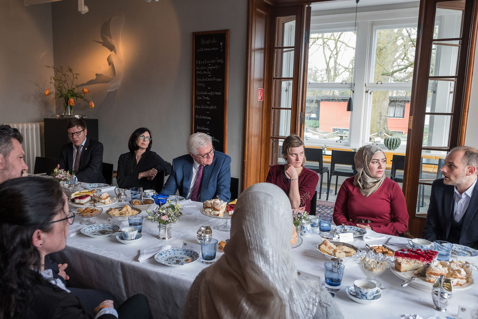 Bundespräsident Frank-Walter Steinmeier im Gespräch bei seiner Kaffeetafel zum Thema "Gleichstellungsfragen: Rollenbilder und Rollenkonflikte im Einwanderungsland" in Neumünster